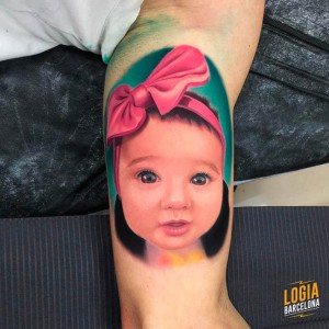 Tatuaje brazo bebe lazo - Logia Barcelona Pia Vegas 